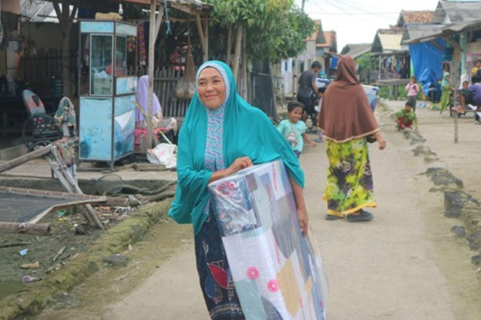kasur untuk penyintas banjir lampung 1 dompet dhuafa Senyum semringah penyintas banjir Lampung saat mendapat bantuan kasur.