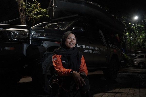 kisah srikandi dmc evakuasi korban banjir1 dompet dhuafa Mida Dwi Nurlina, Tim DMC Dompet Dhuafa, dari Unit Siaga SAR Bekasi.
