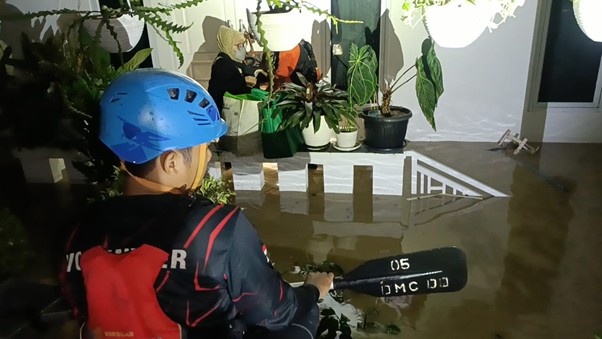 kisah srikandi dmc evakuasi korban banjir2 dompet dhuafa Tim DMC Dompet Dhuafa melakukan evakuasi terhadap penyintas yang terjebak banjir di rumahnya, Villa Nusa Indah Dua, Bekasi, Selasa (04/03/2002) dini hari.