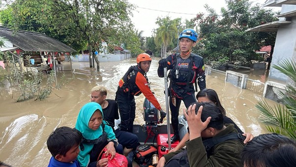 kisah srikandi dmc evakuasi korban banjir3 dompet dhuafa Tim DMC Dompet Dhuafa melakukan evakuasi terhadap penyintas yang terjebak banjir di rumahnya, Bekasi, Selasa (04/03/2002).