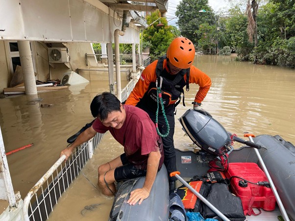 kisahsrikandidmcevakuasikorbanbanjir4 dompet dhuafa