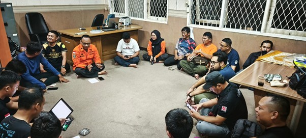 kisah srikandi dmc evakuasi korban banjir6 dompet dhuafa DMC Dompet Dhuafa bersama Basarnas dan organisasi-organisasi kemanusiaan melakukan evaluasi dan koordinasi atas respon banjir di Bekasi, Rabu (05/03/2025) dini hari.