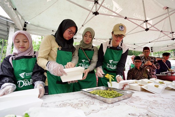 kolaborasi pascabanjir jakarta1 dompet dhuafa Marcella Zalianty dan Chef Amanda memasak menu berbuka puasa di Kampung Bambon, Jagakarsa, Jakarta Selatan, Sabtu (15/03/2025).