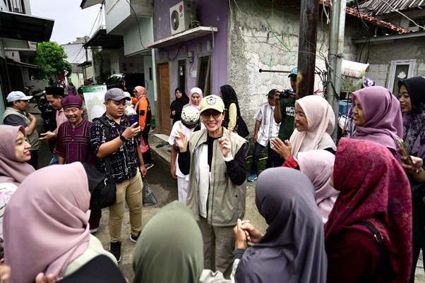 Marcella Zalianty (tengah) menyapa warga di Kampung Bambon, Jagakarsa, Jakarta Selatan, Sabtu (15/03/2025).