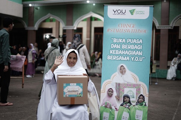 kolaborasi ramadan dompet dhuafa dan you1 dompet dhuafa Aminah (59) merasa bahagia sekaligus haru ketika mendapatkan Parsel Ramadan persembahan Dompet Dhuafa dan Y.O.U.