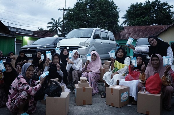 kolaborasi ramadan dompet dhuafa dan you10 dompet dhuafa Antusias ibu-ibu dan lansia ketika telah mendapatkan paket berbuka puasa, paket sembako dan tabir surya dari Y.O.U, pada Jumat (7/3/2025).