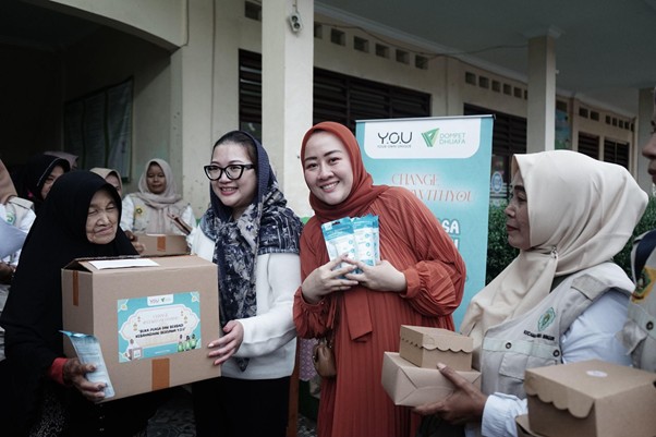kolaborasi ramadan dompet dhuafa dan you11 dompet dhuafa Simbolis penyerahan donasi melalui program Berbagi Buka Puasa dan Parsel Ramadan, oleh Dompet Dhuafa dan Y.O.U, pada Jumat (7/3/2025).