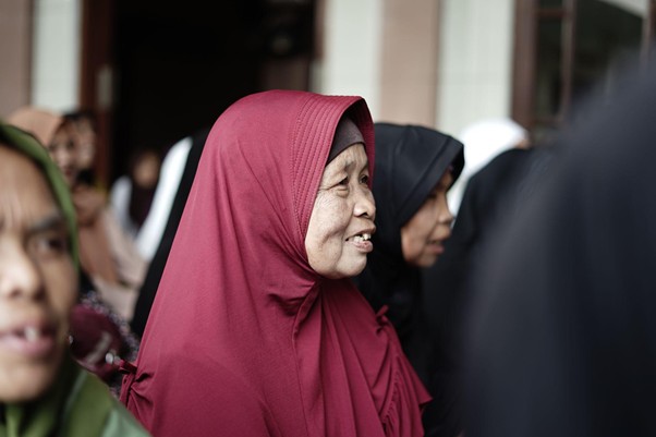 kolaborasi ramadan dompet dhuafa dan you2 dompet dhuafa Ibu-ibu dan lansia hadir dalam penyaluran program Berbagi Buka Puasa dan Parsel Ramadan kolaborasi Dompet Dhuafa dan Y.O.U melalui gerakan Change #StartsWithYOU, pada Jumat (7/3/2025), di Kecamatan Rancabungur, Kabupaten Bogor.
