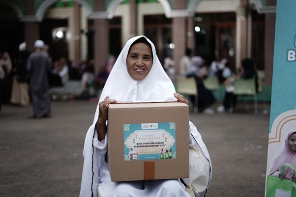 kolaborasi ramadan dompet dhuafa dan you4 dompet dhuafa Aminah (59) merasa bahagia sekaligus haru ketika mendapatkan Parsel Ramadan persembahan Dompet Dhuafa dan Y.O.U.