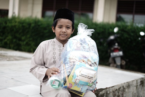 kolaborasi ramadan dompet dhuafa dan you6 dompet dhuafa Senyum kebahagiaan anak-anak ketika mendapatkan paket School Kit berisi perlengkapan penunjang sekolah, pada Jumat (7/3/2025).
