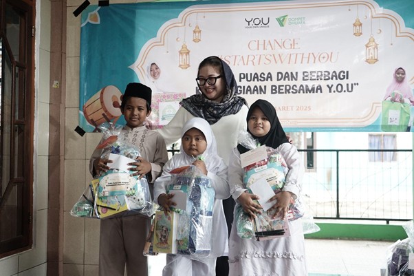 kolaborasi ramadan dompet dhuafa dan you9 dompet dhuafa Simbolis penyerahan donasi melalui program Berbagi Buka Puasa dan Paket School Kit, oleh Dompet Dhuafa dan Y.O.U, pada Jumat (7/3/2025).