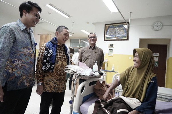 Anis Matta menyapa pasien penerima manfaat kesehatan RST Dompet Dhuafa, Senin (24/03/2025).