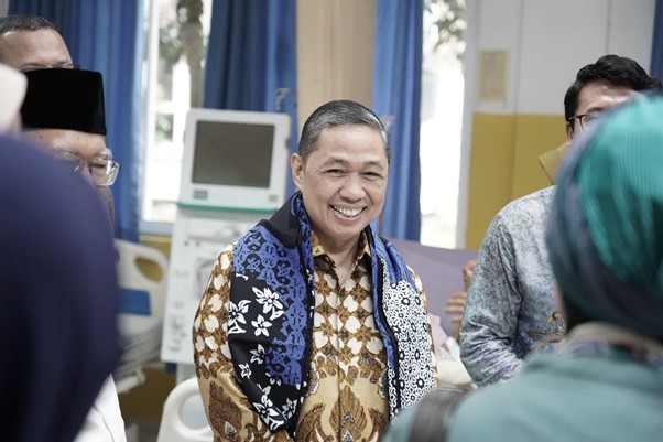 Anis Matta berbincang dengan pasien penerima manfaat dan tenaga kesehatan di RST Dompet Dhuafa, Senin (24/03/2025).