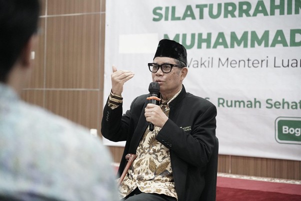 Parni Hadi menyambut kedatangan Anis Matta di RST Dompet Dhuafa, Senin (24/03/2025).