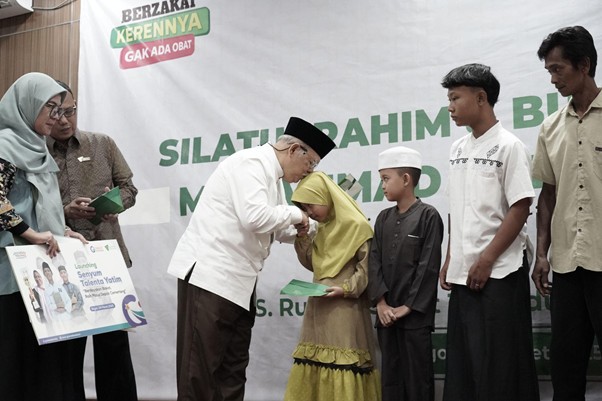 Ismail A. Said menyerahkan santunan program “Senyum Talenta Yatim” dan “Santunan Yatim dan THR Pejuang Keluarga” di RST Dompet Dhuafa, Senin (24/03/2025).