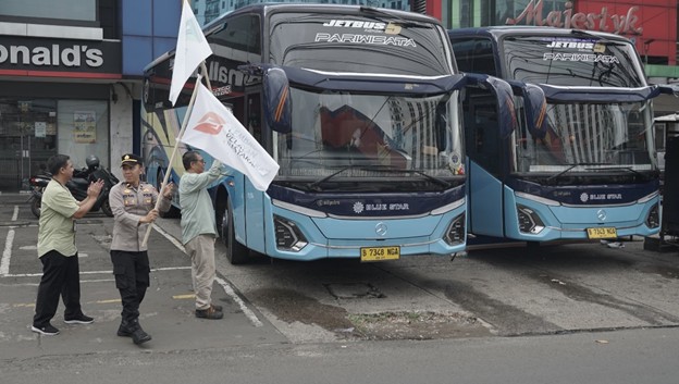 Mudik Gratis Dompet Dhuafa memberangkatkan 100 pemudik dengan dua bus yang terbagi menjadi dua jalur menuju tujuan akhir Yogyakarta dan Surabaya.