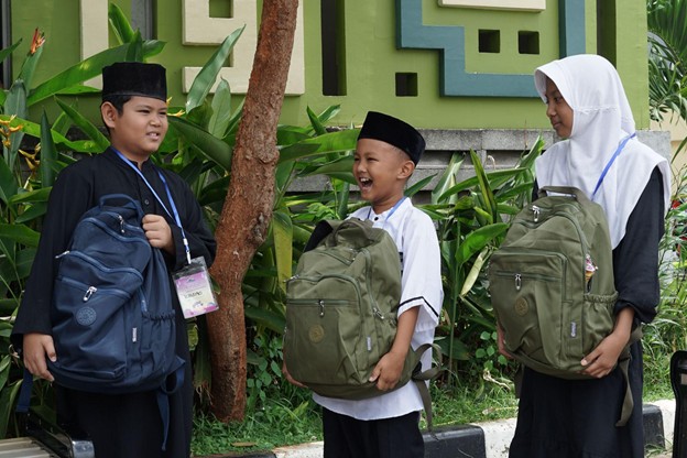 muliakan yatim ramadan 1446 h di gading serpong1 dompet dhuafa Dari kiri: Kusno (9), Ray (8) dan Azkia (9) mengaku senang mendapat Tas Ransel baru dari Dompet Dhuafa dan AIA Syariah pada Ahad (16/03/2025).