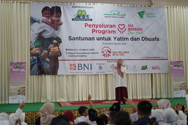 muliakan yatim ramadan 1446 h di gading serpong3 dompet dhuafa Perwakilan Partnership Dompet Dhuafa, Ayu Septiana memberikan sambutan untuk membuka agenda Penyaluran Santunan untuk Yatim dan Dhuafa di Masjid Asmaul Husna pada Ahad (16/03/2025).