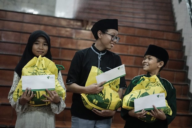 Situasi haru dan bahagia tak terbendung saat penyaluran paket sembako dan santunan kepada 200 yatim dan duafa di Masjid Cut Nyak Dien.