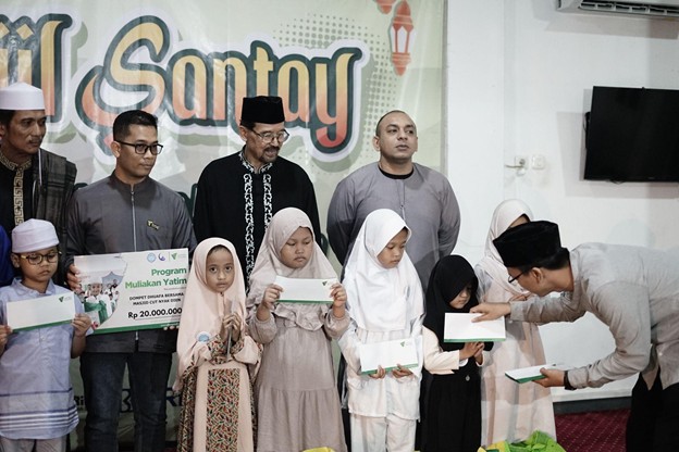 muliakan yatim bersama yayasan cut nyak dien10 dompet dhuafa Penyaluran santunan kepada Yatim yang hadir di Masjid Cut Nyak, Minggu (23/03/2025).