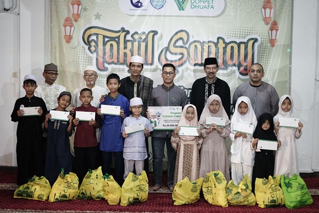 muliakan yatim bersama yayasan cut nyak dien11 dompet dhuafa Adik-adik Yatim bersama perwakilan Dompet Dhuafa dan Masjid Cut Nyak Dien berfoto bersama di akhir agenda Safari Ramadan.