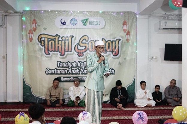 muliakan yatim bersama yayasan cut nyak dien5 dompet dhuafa Nur Fadillah atau Ustaz Tile berbagi ilmu mengenai ibadah puasa kepada para jemaah di Masjid Cut Nyak Dien.