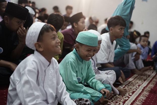 muliakan yatim bersama yayasan cut nyak dien6 dompet dhuafa Tawa hadir di antara adik-adik Yatim yang hadir saat menyimak kajian Ustaz Tile dalam rangkaian Safari Ramadan di Masjid Cut Nyak Dien.