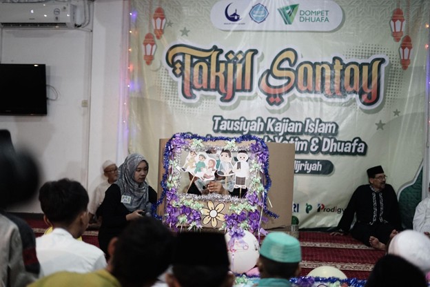 muliakan yatim bersama yayasan cut nyak dien7 dompet dhuafa Penampilan drama islami oleh Remaja Masjid Cut Nyak Dien (Riscandi) disambut oleh anak-anak yang hadir.
