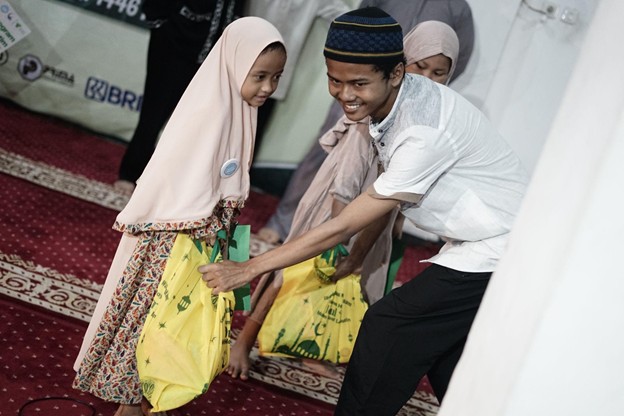 muliakan yatim bersama yayasan cut nyak dien8 dompet dhuafa Situasi haru dan bahagia tak terbendung saat penyaluran paket sembako dan santunan kepada 200 Yatim dan Dhuafa di Masjid Cut Nyak Dien.