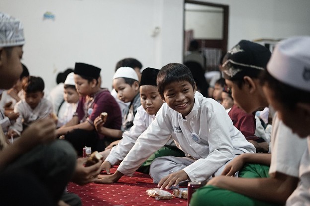 muliakan yatim bersama yayasan cut nyak dien9 dompet dhuafa Agenda keberkahan tersebut ditutup dengan berbuka puasa bersama Yatim dan Dhuafa di Masjid Cut Nyak Dien.