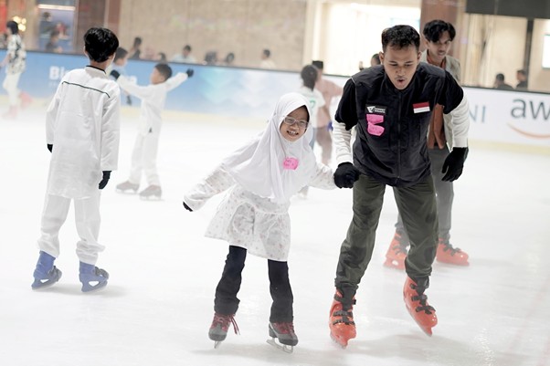 muliakan yatim di bxchange ramadan 1446 h1 dompet dhuafa Keseruan adik-adik yatim bermain ice skating didampingi oleh kakak-kakak pendamping di BXRink, Tangerang Selatan, Sabtu (15/03/2025).