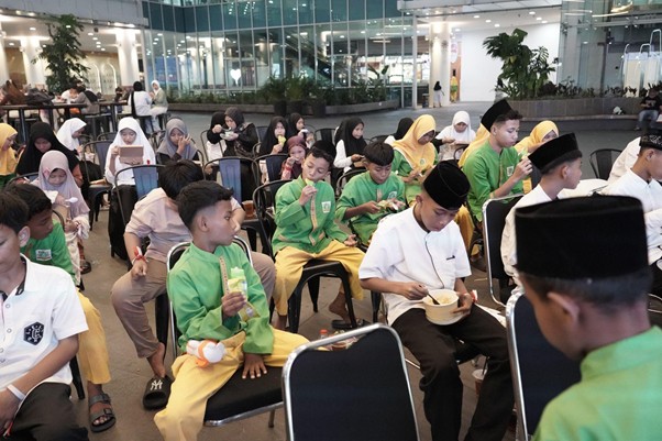 one b care share10 dompet dhuafa Pembagian takjil untuk adik-adik yatim di One Belpark Mall, Jakarta Selatan, Sabtu (22/03/2025).
