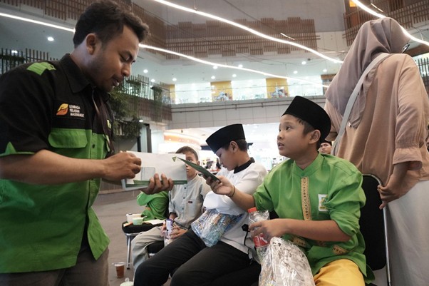 one b care share12 dompet dhuafa Santunan untuk adik-adik yatim di One Belpark Mall, Jakarta Selatan, Sabtu (22/03/2025).