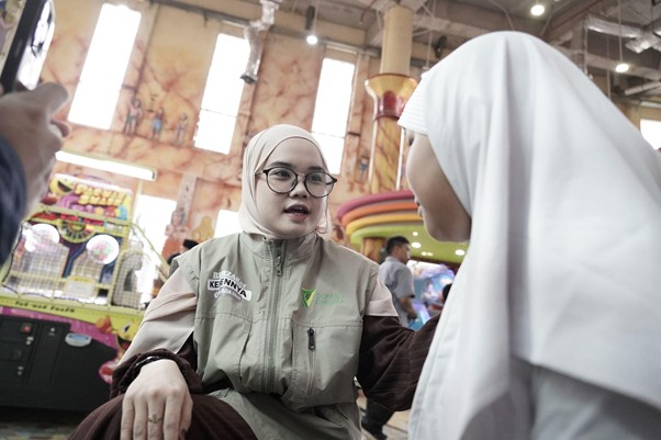 one b care share4 dompet dhuafa Ka Anisa berbincang dengan salah satu adik yatim, di One Belpark Mall, Jakarta Selatan, Sabtu (22/03/2025).