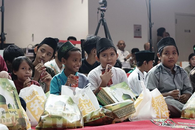 Sebanyak 50 adik-adik Yatim dan Dhuafa hadir dalam agenda Buka Puasa Bersama di Gedung AIA Central.