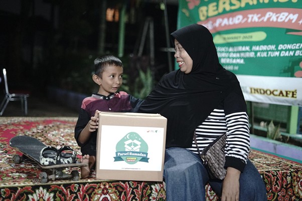 parsel ramadan 1446 h depok1 dompet dhuafa Ikbal salah satu penerima manfaat Parsel Ramadan yang menggunakan skateboard untuk membantunya berjalan.