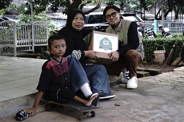 parsel ramadan 1446 h depok5 dompet dhuafa Billy Joeava, volunteer specialist Dompet Dhuafa menyerahkan secara langsung Parsel Ramadan kepada Ikbal dan Marliani, pada Rabu (19/3/2025).