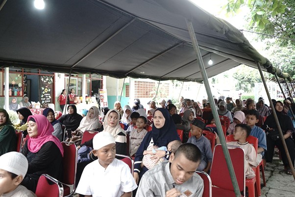 parsel ramadan 1446 h depok7 dompet dhuafa Anak-anak menikmati keseruan kegiatan Ramadan Bersahabat, mereka saling berbagi tawa dan bahagia.