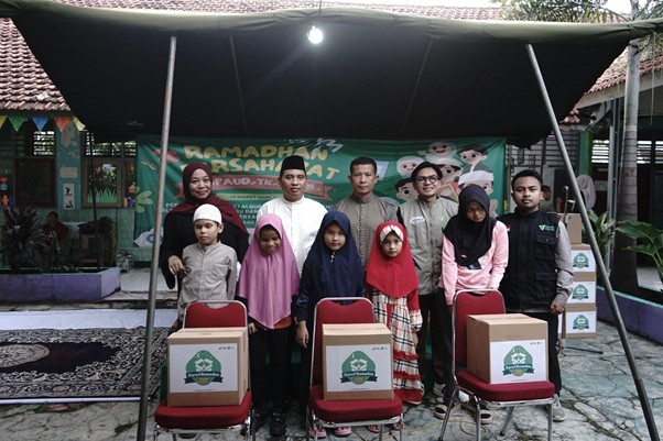 parsel ramadan 1446 h depok9 dompet dhuafa Simbolis penyerahan Parsel Ramadan kepada anak-anak yatim dan anak berkebutuhan khusus persembahan donatur Dompet Dhuafa yang berkolaborasi dengan Yayasan Nurul Hikmah, pada Rabu (19/3/2025) di TK Islam Nurul Hikmah.