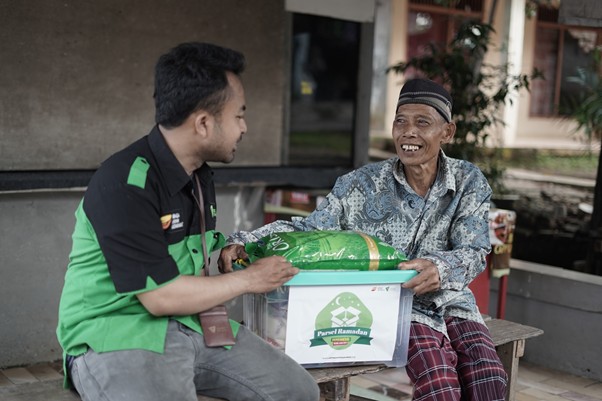 Penyaluran Parsel Ramadan untuk lansia, janda, dan marbot masjid di Sawangan, Depok, Ahad (16/03/2025).