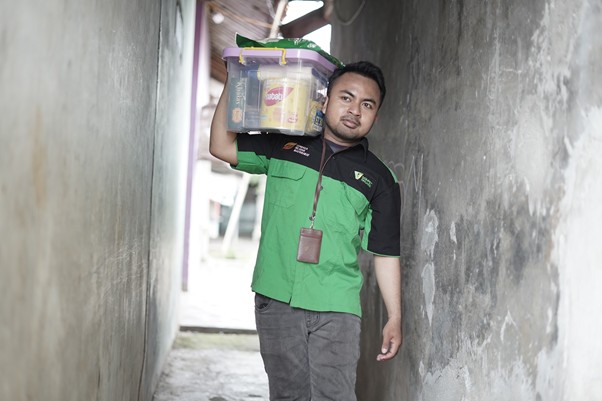 Cipto mengantar parsel Ramadan kepada penerima manfaat di Sawangan, Depok, Ahad (16/03/2025).