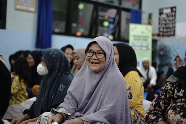 parsel ramadan stimuno7 dompet dhuafa Kebahagiaan para penerima manfaat saat mengikuti kuis interaktif dalam program Sedekah Bersama Stimuno: Perbaiki Imun Perkuat Iman, pada Rabu (26/3/2025).