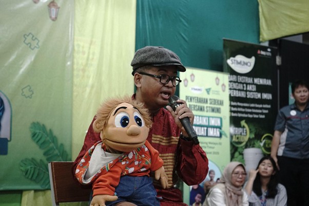 parsel ramadan stimuno8 dompet dhuafa Kak Izul bersama Rio saat membawakan sebuah dongeng pada kegiatan Sedekah Bersama Stimuno.
