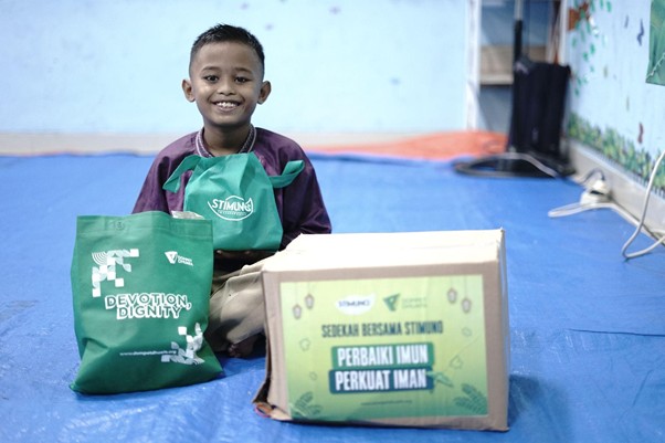 parsel ramadan stimuno9 dompet dhuafa Jibril (11) salah satu penerima manfaat menceritakan kebahagiaannya karena mendapatkan berbagai paket bantuan dari kolaborasi Dompet Dhuafa dan Stimuno.