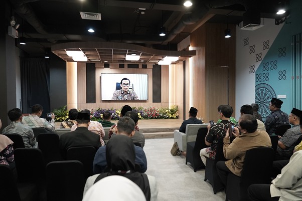 Ahrul Tsani Faturahman, secara daring, menyampaikan sambutan dalam pertemuan NGO-NGO Indonesia untuk Palestina, di Aula Sasana Budaya, Philanthropy Building, Jakarta Selatan, Rabu (26/03/2025).