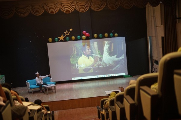 Tak hanya materi, Ustaz Ahmad Pranggono juga menayangkan cuplikan video dokumenter dari penerima manfaat Program Pemberdayaan Ekonomi Dompet Dhuafa di Gedung Sekolah Embun Pagi Islamic School, Duren Sawit, Jakarta Timur.