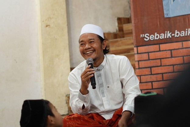 pendidikan untuk yatim dari maybank dan dompet dhuafa3 dompet dhuafa Ketua Yayasan Nur Karomah Depok, Muhammad Khoirumam bersama penerima manfaat lainnya menyambut Dompet Dhuafa dan Maybank Syariah dengan sukacita, Kamis (20/03/2025).