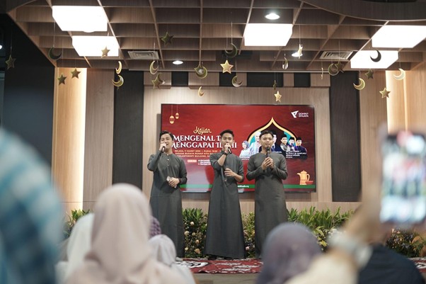 pengajian ramadan bersama influencer2 dompet dhuafa Kajian Mengenal Diri Menggapai Ilahi dibuka dengan penampilan dari The Custom, pada Selasa (11/3/2025).