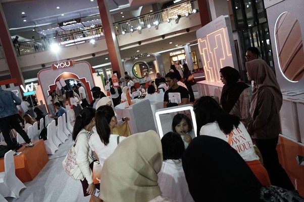 penggerak perubahan bersama you6 dompet dhuafa Booth produk-produk Y.O.U dipenuhi oleh para pengunjung Mall Kelapa Gading 3, Rabu (12/3/2025).