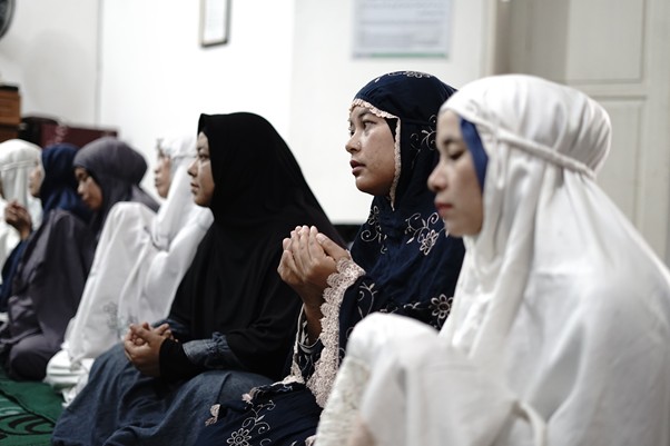 Salat berjamaah dalam Pesantren Kilat 1446 H di Shelter Sehati, pada Minggu (23/3/2025).